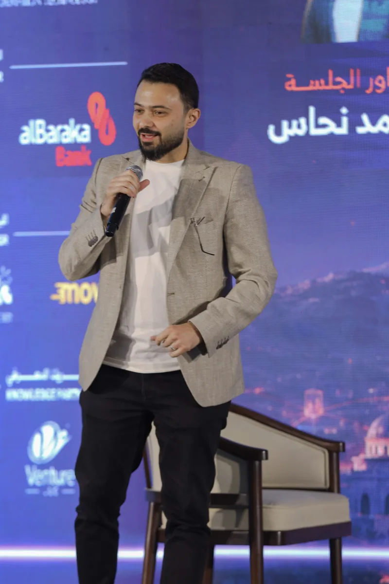 أحمد النحاس متحدثاً على المسرح